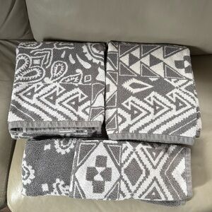 PENDLETON Jacquard 2 Hand T& 2 bath towels gray bandana paisley aztec reversible